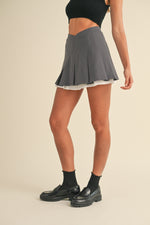 V WAISTLINE PLEATED CONTRAST MINI SKIRT