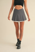 V WAISTLINE PLEATED CONTRAST MINI SKIRT