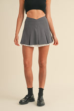 V WAISTLINE PLEATED CONTRAST MINI SKIRT