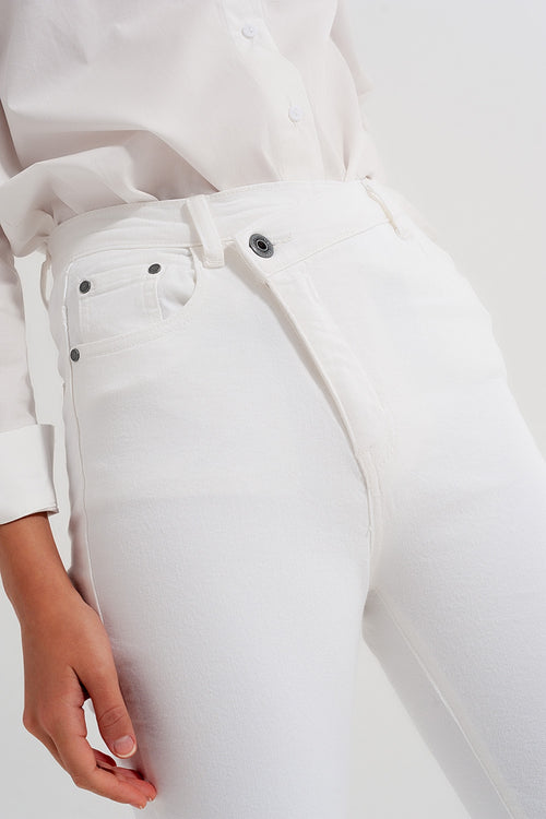 SLIM JEANS WITH ASYMMETRIC BUTTON